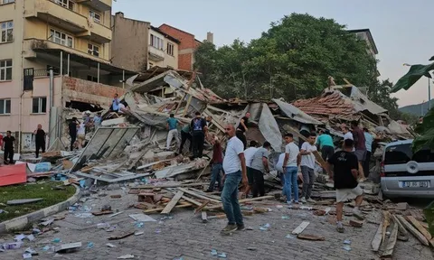 Động đất 6,1 độ richter rung chuyển Thổ Nhĩ Kỳ, 16 tòa nhà đổ sập, hàng chục người bị thương