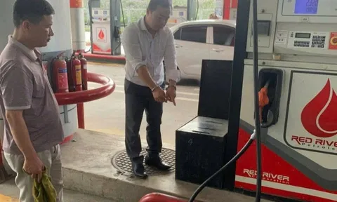 Hà Nội: Người đàn ông mua 7.000 đồng tiền xăng phóng hỏa căn hộ chung cư, lý do gây phẫn nộ