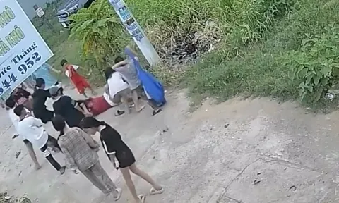 Clip: Phẫn nộ cảnh bé gái 12 tuổi bị nhóm bạn dùng vỏ chai bia đánh tới tấp ở Lâm Đồng
