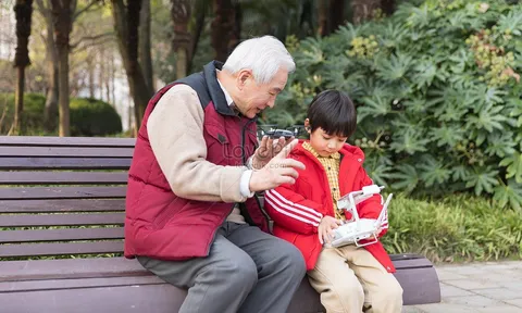 Ông nội tâm huyết đặt tên cực hay cho cháu nhưng nhân viên hộ khẩu ghi nhầm một chữ, mẹ bé không giận mà còn mừng thầm, xin giữ nguyên