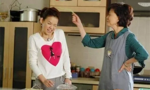 Đang dạy con thì bà ngoại xen vào bênh, cách chồng xử lý khiến tôi vừa ấm lòng vừa biết ơn, khéo đến mức ai cũng tâm phục khẩu phục