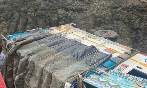 Xe chở đoàn phụ nữ và trẻ em bất ngờ mất lái, rơi xuống vực sâu khiến 8 người thiệt mạng, hàng chục người bị thương