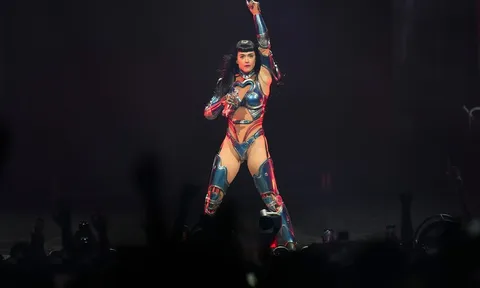 Chỉ vài phút quay MV ở "thiên đường" Ibiza, Katy Perry bị phạt hơn 180 triệu đồng