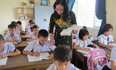 Từ năm 2025, tuổi nghỉ hưu của giáo viên sẽ được điều chỉnh tăng dần mỗi năm, nam và nữ có mốc khác nhau, đến 2035 mới đạt tuổi tối đa