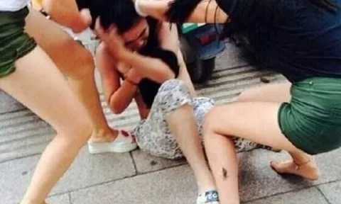 Bồ nhí "đánh ghen ngược" vợ mình giữa phố, tôi xấu hổ và cay đắng, chỉ biết im lặng đứng nhìn