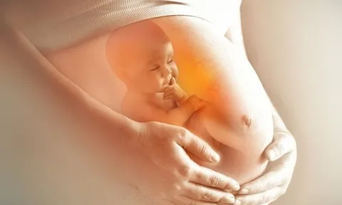 Nghĩ đường huyết chỉ “tăng nhẹ”, mẹ trẻ 24 tuổi khóc ngất khi bác sĩ báo tin mất con