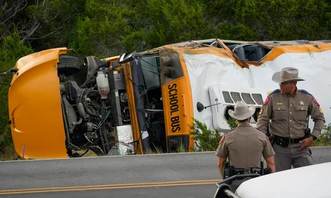 Xe bus chở 40 học sinh gặp nạn trong ngày khai giảng, lật ngang bên đường khiến ít nhất 3 người nguy kịch, chi tiết đau xé lòng từ hiện trường