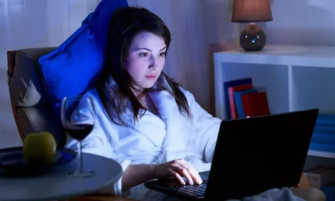 Thức khuya triền miên, coi chừng thận “gửi tín hiệu cầu cứu” bằng 3 dấu hiệu này