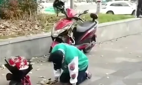 Chàng trai quỳ 21 tiếng cầu xin bạn gái cũ quay lại, bất chấp mưa gió và lời khuyên can của hàng chục người xung quanh