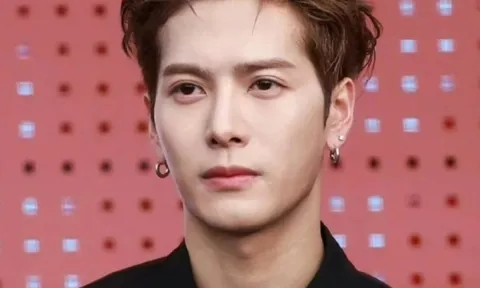 Nam ca sĩ nổi tiếng bất ngờ nhập viện giữa đêm vì ngộ độc thực phẩm, sự kiện ký tặng fan bị hủy khiến khán giả lo lắng