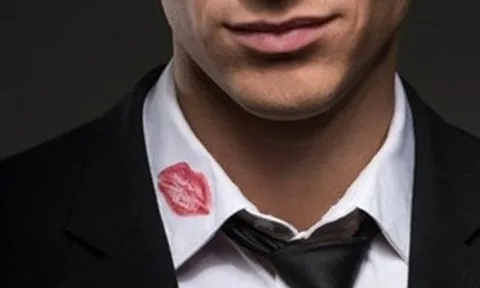 Vô tình nhìn thấy vết son đỏ lạ lẫm trên cổ áo sơ mi trắng của chồng, tôi âm thầm theo dõi để rồi phát hiện sự thật cay đắng còn nghiệt ngã hơn cả ngoại tình