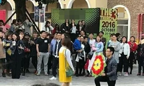 Tưởng màn cầu hôn ngọt ngào sẽ có cái kết đẹp, chàng trai ngơ ngác khi bị bạn gái tát liên tục vào mặt chỉ vì "món quà đặc biệt" này