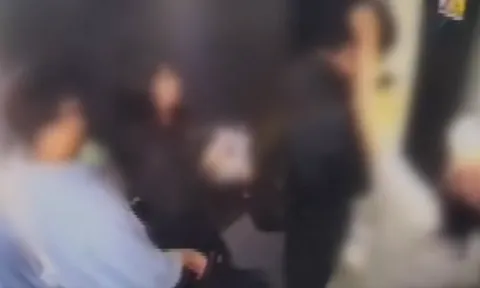 Tưởng bị “nhìn đểu”, nữ sinh 20 tuổi hành động khó tin ngay trong thang máy đông người