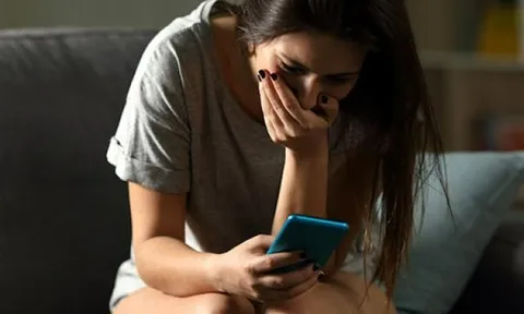 Một cú nhấp chuột vô tình đã khiến tôi rụng rời, hóa ra người đàn ông hiền lành tôi từng phản bội đã biết sự thật từ trước, chỉ là anh chọn im lặng
