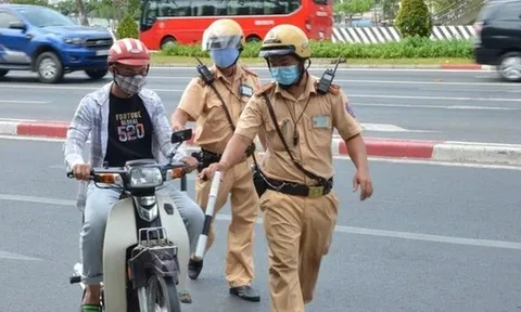 Vì sao hành vi rẽ phải khi đèn đỏ có thể bị phạt tới 22 triệu đồng? Khi nào được coi là ngoại lệ hợp pháp?