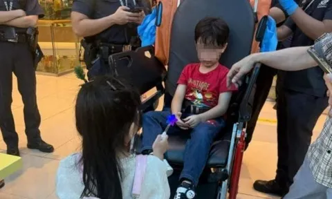 Thấy con gái bị đẩy ngã, người cha mất bình tĩnh, vung tay tát bé trai 6 tuổi ngay giữa TTTM