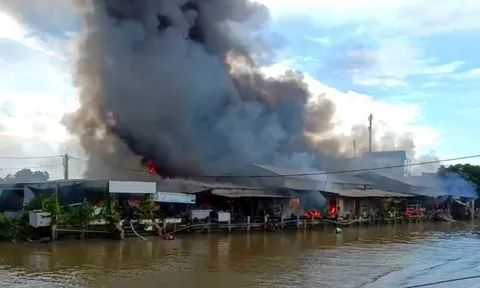 Người đàn ông ghen tuông chém “vợ hờ”, phóng hỏa khiến 56 ki-ốt ở Cà Mau chìm trong biển lửa: Hé lộ nguyên nhân ban đầu