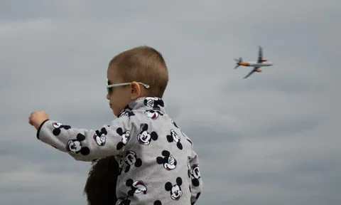 Cặp vợ chồng gây phẫn nộ khi bỏ rơi con trai 10 tuổi ở sân bay, nghe lý do ai cũng ngán ngẩm