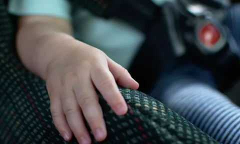 Bé gái 5 tuổi vô tình hạ ghế khiến em trai 2 tuổi tử vong, cha mẹ đòi bồi thường gần 6,9 tỷ đồng nhưng quyết định của tòa mới là điều đáng chú ý