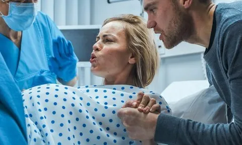 Cứ tưởng giấu kín được chuyện ngoại tình, nào ngờ người đàn ông bị chính vợ cả bắt quả tang khi lén vào thăm vợ hai sinh con tại bệnh viện nơi cô làm việc