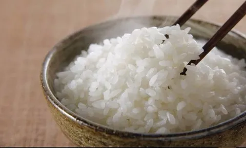 Cảnh báo 5 loại thực phẩm quen thuộc trong bữa cơm có thể biến thành “cực độc” nếu hâm nóng nhiều lần