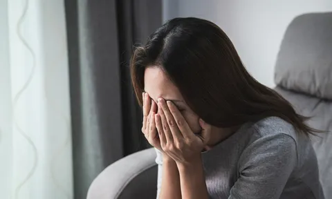 Chồng đi làm xa ba năm gửi tiền nhờ chị gái giữ hộ, đến khi con nhập viện tôi mới bàng hoàng biết sự thật