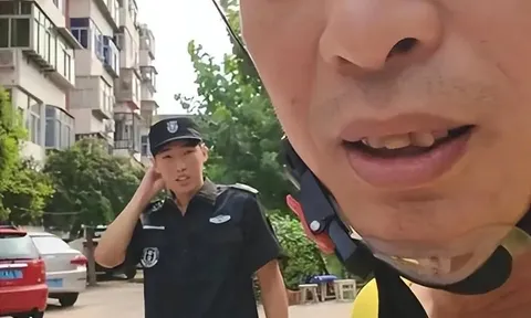 Ông bố shipper bị chính con trai làm bảo vệ thẳng tay chặn lại, màn đối đáp khiến dân mạng vừa cười vừa xúc động