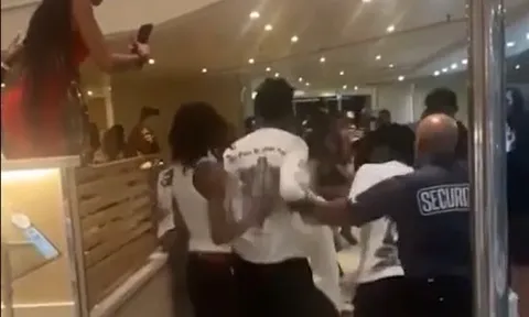 Camera ghi lại cảnh gần 20 hành khách hỗn chiến "túi bụi" trên du thuyền 5 sao chỉ vì... tranh giành đồ ăn