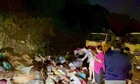 Cụ bà hoảng hốt vì lỡ tay vứt nhầm "kho báu", khoảnh khắc đội vệ sinh lục tung núi rác tìm lại khiến ai cũng rưng rưng