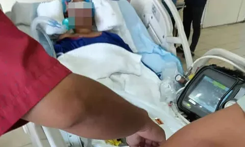 Nam sinh 15 tuổi hôn mê vì rơi từ tầng 3 ký túc xá, mẹ bật khóc vì không tin lời giải thích của nhà trường, nghi ngờ con bị bạo hành