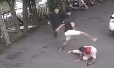 Người đàn ông mặc áo trắng bị nhóm côn đồ chém gục ngay trước quán karaoke ở TP.HCM: Hé lộ nguyên nhân ban đầu