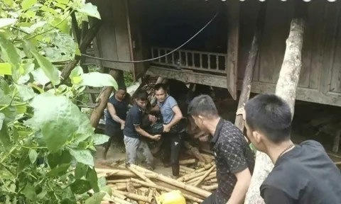 Clip xúc động: Cảnh sát Thanh Hóa lao mô tô nước vào dòng lũ cuốn, cứu người đàn ông chới với giữa dòng xoáy