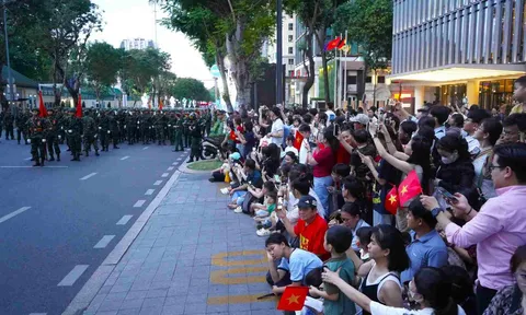 Nhiều người xếp hàng xem diễu binh trong mưa lạnh, bác sĩ cảnh báo điều này