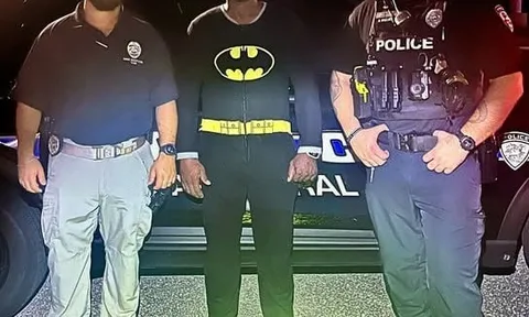 "Người dơi" lao ra "bắt sống" kẻ trộm đang lục lọi gara khiến dân mạng cười nghiêng ngả