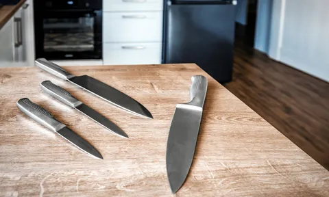 Không chịu nổi tiếng hát của em gái, thiếu nữ 19 tuổi vung dao tấn công em 12 tuổi ngay trong phòng ngủ