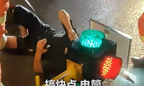 Clip hy hữu: Lái xe thiếu quan sát, người đàn ông nằm giữa đường với cái đầu kẹt chặt trong... cột đèn giao thông