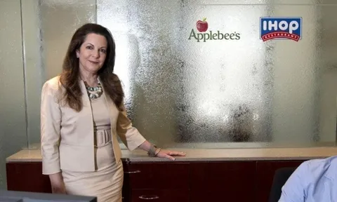 Từng bị gạt khỏi ghế CEO, người phụ nữ khiến cả giới kinh doanh ngỡ ngàng khi trở thành "bà chủ" và “đuổi việc” chính sếp mình