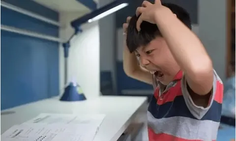 Bé trai 11 tuổi co giật, khó thở sau 14 tiếng làm bài tập không nghỉ, câu chuyện khiến ai làm cha mẹ cũng rùng mình