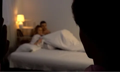 Ngoại tình bị bố chồng bắt quả tang, tôi run rẩy cầu xin và ông chỉ đưa ra một yêu cầu khiến tôi bật khóc