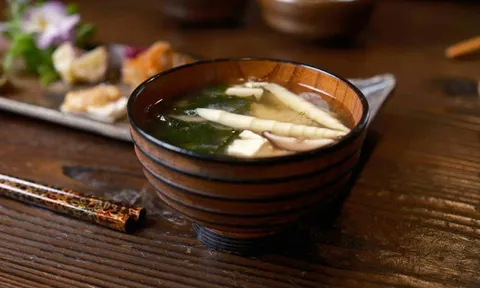 Không chịu nổi tiếng ngáy quá to, nam sinh 18 tuổi nhẫn tâm bỏ lá độc vào súp miso của chú khiến cả nước bàng hoàng