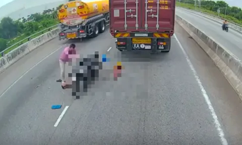 Khoảnh khắc đau thương: Người vợ tử vong dưới bánh xe container, người chồng quỳ gục gào khóc giữa đường