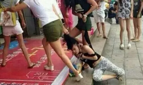 Tôi lao vào đánh ghen giữa phố khi bắt gặp chồng hạnh phúc bên "tiểu tam", để rồi nhận ra mình mới là kẻ thua cuộc