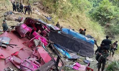 Đau lòng hiện trường vụ xe buýt mất lái lao thẳng xuống vực sâu 300m, ít nhất 15 người thiệt mạng, có cả trẻ em