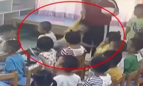 Con đi học bị ngã, phụ huynh đến trường kiểm tra camera thì tá hỏa trước lời nói dối của cô giáo, vội báo công an