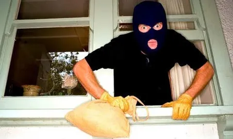 Bị bạn gái bỏ vì lười biếng, nam thanh niên vẫn ngang nhiên trộm đồ của cô để tặng... người yêu mới