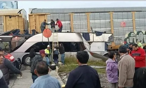 Thảm kịch đường sắt tại Mexico: Xe buýt bị tàu hỏa cuốn phăng, hơn 50 người thương vong
