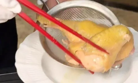 Ăn nửa con gà mà mất gần 7,4 triệu đồng, thực khách “tố” nhà hàng Thượng Hải chặt chém, lời giải thích càng khiến dư luận xôn xao