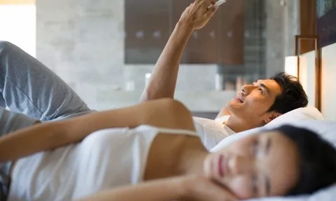 Khoảng khắc nhìn thấy chồng bước ra khỏi khách sạn cùng bạn thân, tôi biết mình đã mất tất cả