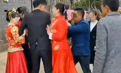 Xuất hiện với bụng bầu giả và túi tiền sính lễ, bạn gái cũ làm náo loạn đám cưới nhưng bị bố chú rể “lật mặt” chỉ trong vài giây