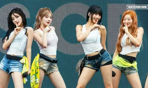 Từng gây chấn động khi đồng loạt cởi áo trên sân khấu, nhóm nhạc Kpop này giờ mất hàng trăm nghìn fan vì tranh cãi mới